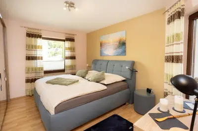 Ein Bett oder Betten in einem Zimmer der Unterkunft FeWo Fuchsbau in zentraler Lage und Kurparknähe