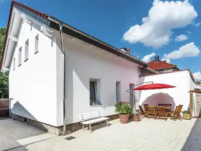Das Gebäude in dem sich das Ferienhaus befindet