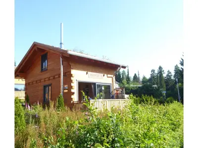 Das Gebäude in dem sich das Ferienhaus befindet