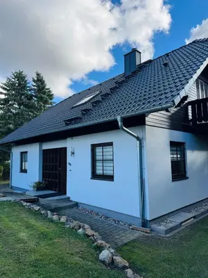 Das Gebäude in dem sich das Ferienhaus befindet