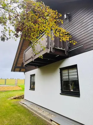 Das Gebäude in dem sich das Ferienhaus befindet