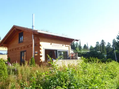 Das Gebäude in dem sich das Ferienhaus befindet