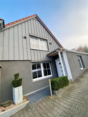 Das Gebäude in dem sich das Ferienhaus befindet