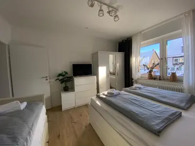 Ein Bett oder Betten in einem Zimmer der Unterkunft FeWo Harzhörnchen mit Balkon