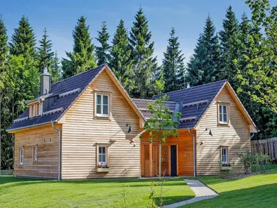 Das Gebäude in dem sich das Ferienhaus befindet