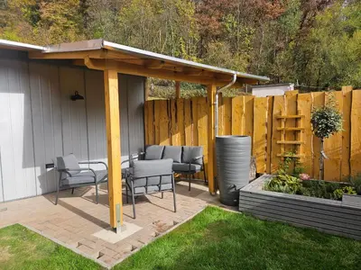 Ein Garten an der Unterkunft Ferienwohnung am Wald mit Garten