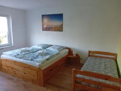 Ein Bett oder Betten in einem Zimmer der Unterkunft Ferienwohnung Margit am Park