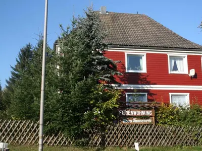 Das Gebäude in dem sich das Ferienhaus befindet