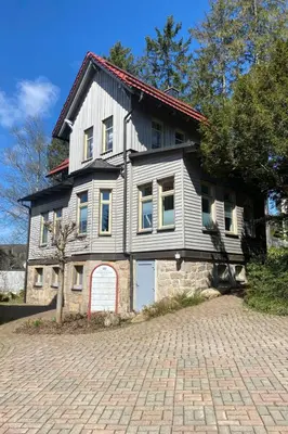 Das Gebäude in dem sich das Ferienhaus befindet