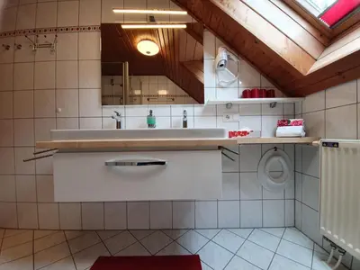 Ein Badezimmer in der Unterkunft Holiday Home Blauvogel by Interhome