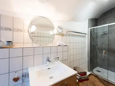 Ein Badezimmer in der Unterkunft Apartment Burg im Zwinger Burgfee by Interhome