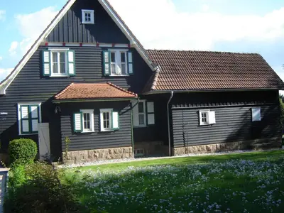 Das Gebäude in dem sich das Ferienhaus befindet