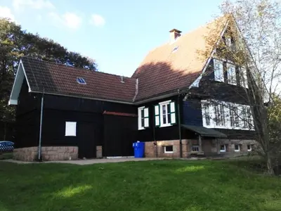 Das Gebäude in dem sich das Ferienhaus befindet