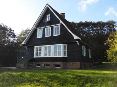 Das Gebäude in dem sich das Ferienhaus befindet