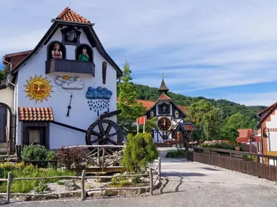 Das Gebäude in dem sich das Ferienhaus befindet