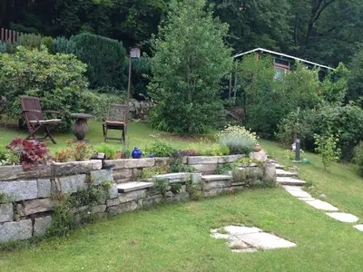 Ein Garten an der Unterkunft Ferienwohnung Hellerling