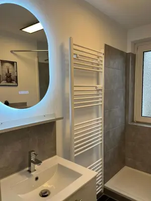Ein Badezimmer in der Unterkunft Ferienwohnung Bergwurm DX mit Balkon