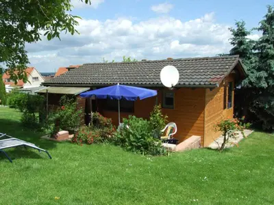 Ein Garten an der Unterkunft Ferienhaus Walnuss-Hütte
