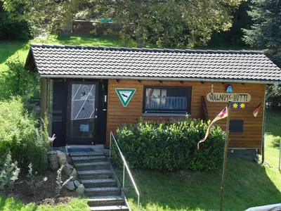 Ein Garten an der Unterkunft Ferienhaus Walnuss-Hütte
