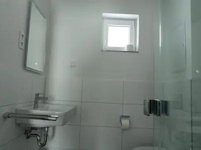Ein Badezimmer in der Unterkunft Lakeview holiday home in Güntersberge