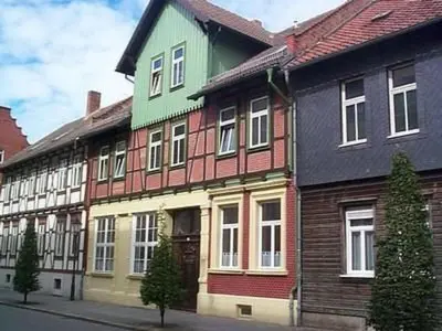 Das Gebäude in dem sich das Ferienhaus befindet