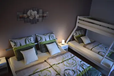 Ein Bett oder Betten in einem Zimmer der Unterkunft Bungalow „Am Eichholz“ in Ilsenburg – Hundefreundlich & naturnah
