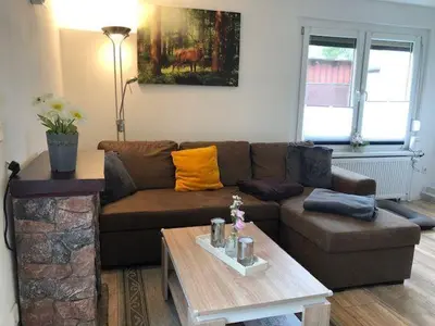 Ein Sitzbereich in der Unterkunft Bungalow „Am Eichholz“ in Ilsenburg – Hundefreundlich & naturnah