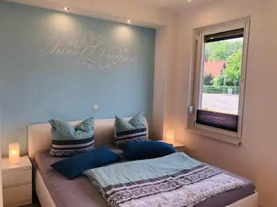 Ein Bett oder Betten in einem Zimmer der Unterkunft Ferienhaus „Am Eichholz“ in Ilsenburg – Mit Garten, Sauna & Hund willkommen