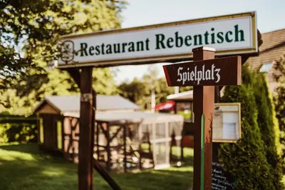 Ein Zertifikat, Auszeichnung, Logo oder anderes Dokument, das in der Unterkunft Ferienhaus im Holzblockstil im Naturerlebnisdorf Blauvogel ausgestellt ist