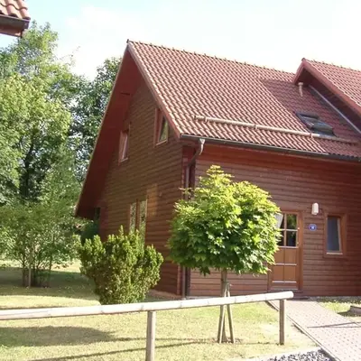 Ferienhaus im Holzblockstil im Naturerlebnisdorf Blauvogel