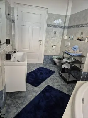 Ein Badezimmer in der Unterkunft Elegante Altbauwohnung mit Schlossblick und Parkplatz