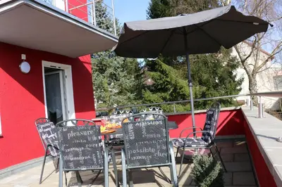 Ein Balkon oder eine Terrasse in der Unterkunft Ferienhaus SweetHome - eingezäunter Garten - 3 Hunde willkommen - ruhige Sackgasse