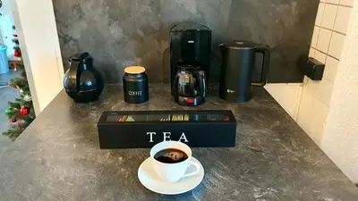 Kaffee-/Teezubehör in der Unterkunft Premium Gruppen-Apartments in Gründerzeit-Villa mit Schlossblick und Parkplatz 16 Gäste
