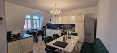 Küche/Küchenzeile in der Unterkunft Premium Gruppen-Apartments in Gründerzeit-Villa mit Schlossblick und Parkplatz 16 Gäste