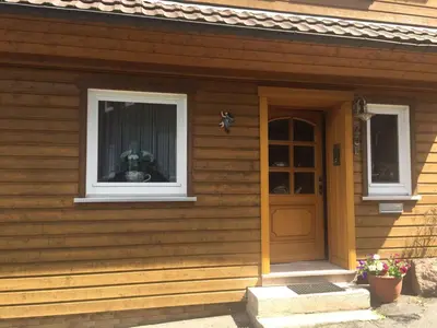 Das Gebäude in dem sich das Ferienhaus befindet