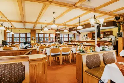 Ein Restaurant oder anderes Speiselokal in der Unterkunft Hotel Achtermann