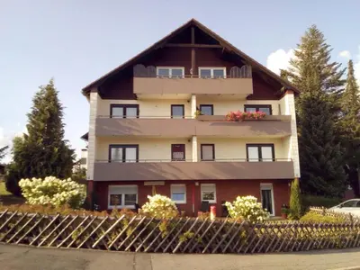 Das Gebäude in dem sich die Ferienwohnung befindet