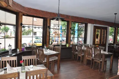 Ein Restaurant oder anderes Speiselokal in der Unterkunft Hotel Ratskeller