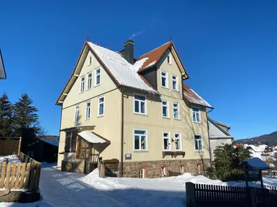 Das Gebäude in dem sich die Ferienwohnung befindet