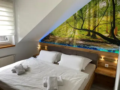 Ein Bett oder Betten in einem Zimmer der Unterkunft Hotel Garni und Gaststätte Zum Holzfäller