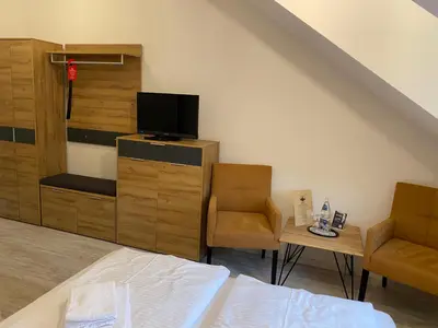 Ein Bett oder Betten in einem Zimmer der Unterkunft Hotel Garni und Gaststätte Zum Holzfäller
