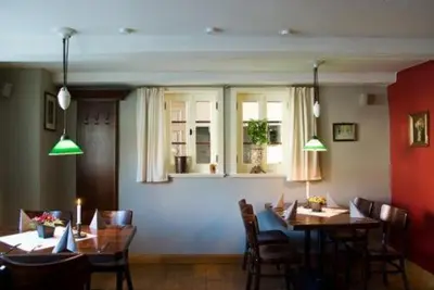 Ein Sitzbereich in der Unterkunft Hotel Pension St Nikolai