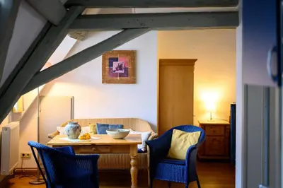 Ein Sitzbereich in der Unterkunft Hotel Pension St Nikolai