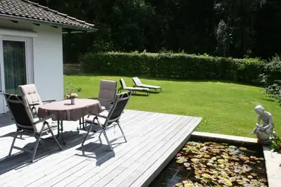 Ein Garten an der Unterkunft Ferienhaus Sonnenwinkel