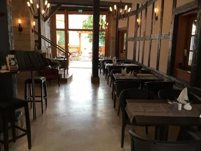 Ein Restaurant oder anderes Speiselokal in der Unterkunft Apartments anno 1560
