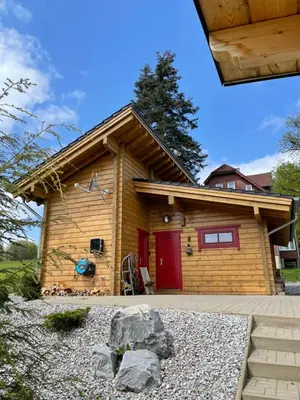 Das Gebäude in dem sich das Ferienhaus befindet