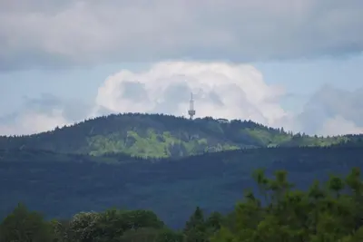 Ein allgemeiner Bergblick oder ein Berglick von der Ferienwohnung aus
