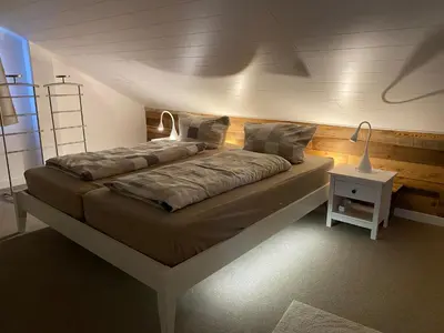 Ein Bett oder Betten in einem Zimmer der Unterkunft Lina's Ferienwohnungen - zwei moderne FeWos mit Sauna im Haus und fantastischem Ausblick