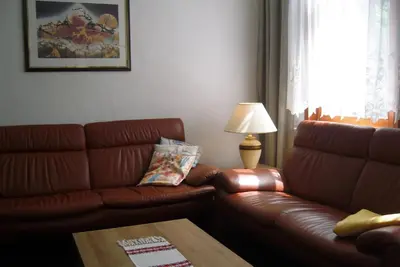 Ein Sitzbereich in der Unterkunft Ferienwohnung an der Brockenbahn