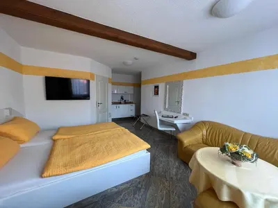 Ein Bett oder Betten in einem Zimmer der Unterkunft Hotel und Pension Am Burchardikloster